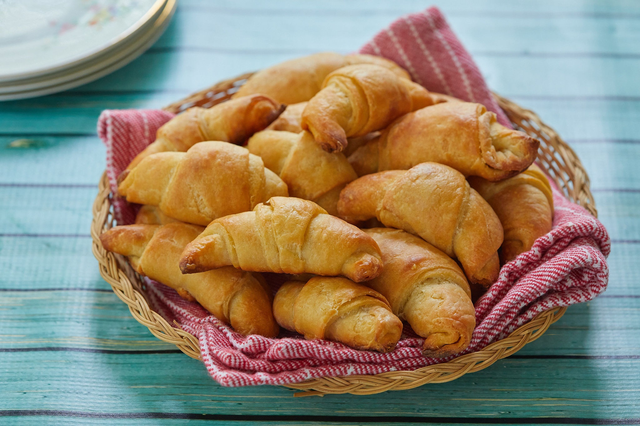 how to roll crescent rolls Crescent roll cinnamon rolls