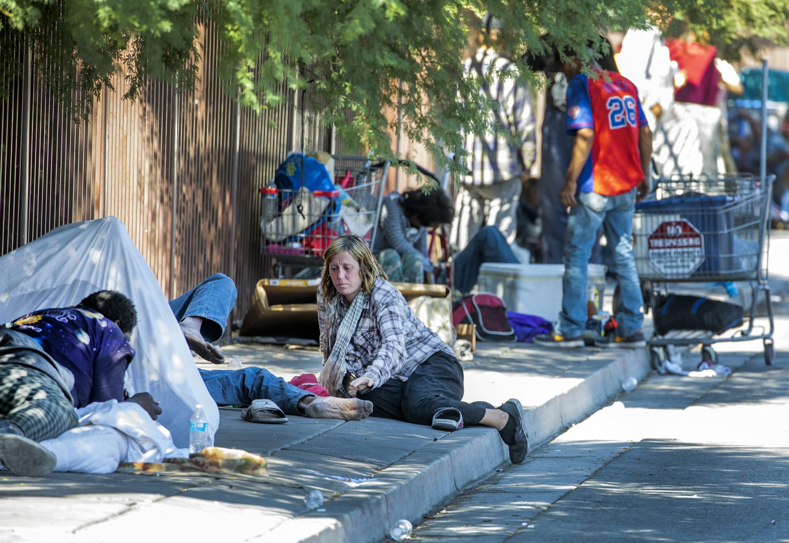 how to help the homeless La initiative to end homelessness by 2016 discussed at summit by