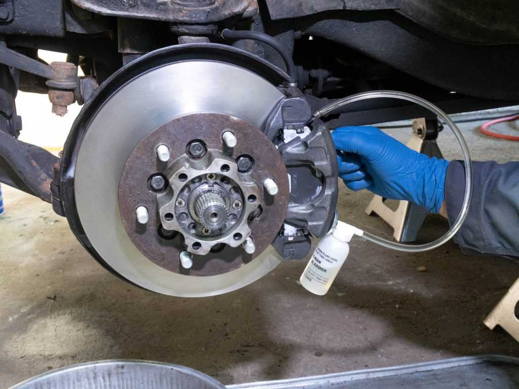 How Much Brake Fluid Do I Need - GadgetsSai